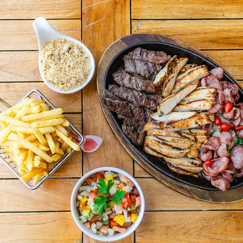 Mixed grill with sliced beef, chicken and sausage, served with fries, farofa and vinaigrette