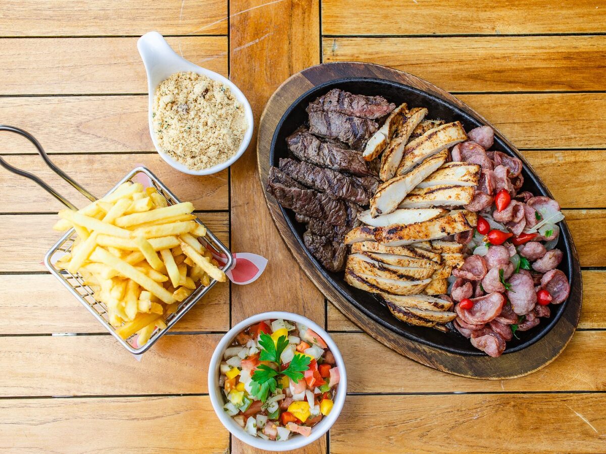 Mixed grill platter with assorted Brazilian cuts